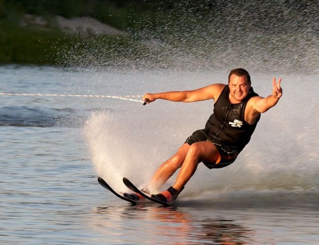 Катание на водных лыжах и «плюшке»